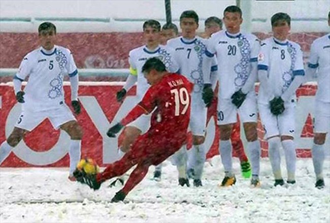 Pha sút phạt vào lưới đội tuyển U23 Uzbekistan của cầu thủ Nguyễn Quang Hải đã trở thành bàn thắng đẹp nhất vòng Chung kết giải bóng đá U23 châu Á 2018 (Thời sự đêm 02/02/2018)